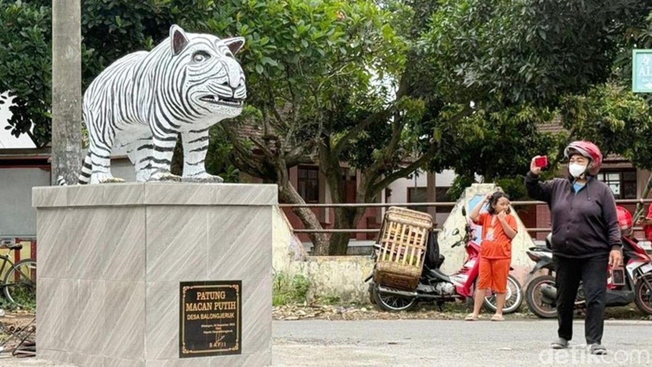 Patung Macan Putih Kediri Viral, Kepala Desa Tegaskan Murni Dana Pribadi Bukan APBDes