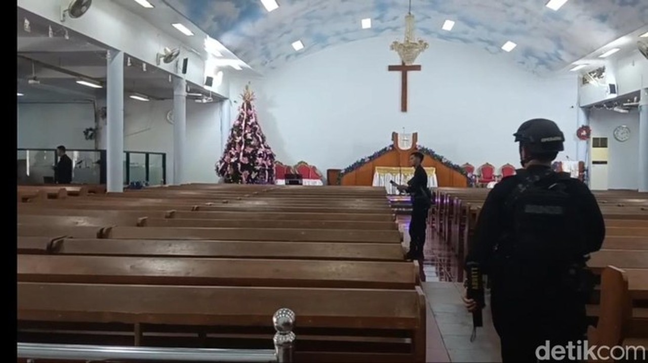 Tim Jibom Sterilisasi Gereja di Kota Serang, Pastikan Keamanan Ibadah Malam Natal