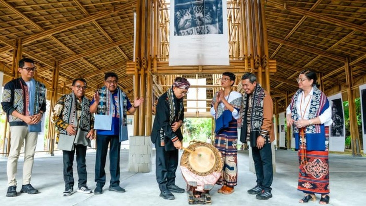 Menteri Kebudayaan Resmikan Rumah Ibu Bumi, Perkuat Ekosistem Tenun Sumba di Nusa Tenggara Timur Menteri Kebudayaan Resmikan Rumah Ibu Bumi, Perkuat Ekosistem Tenun Sumba di Nusa Tenggara Timur