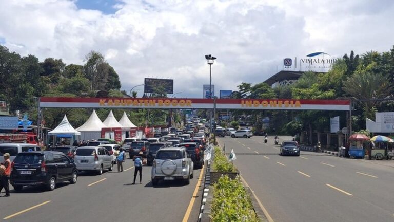 Arus Lalin Puncak Bogor Terpantau Landai, Rekayasa Terbatas Diberlakukan di Titik Kepadatan