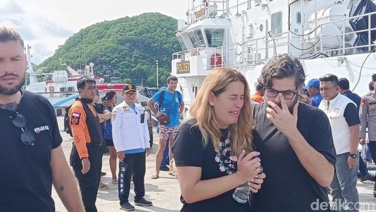 Istri Pelatih Valencia Menangis Pilu Usai Suami dan 3 Anak Hilang di Perairan Labuan Bajo