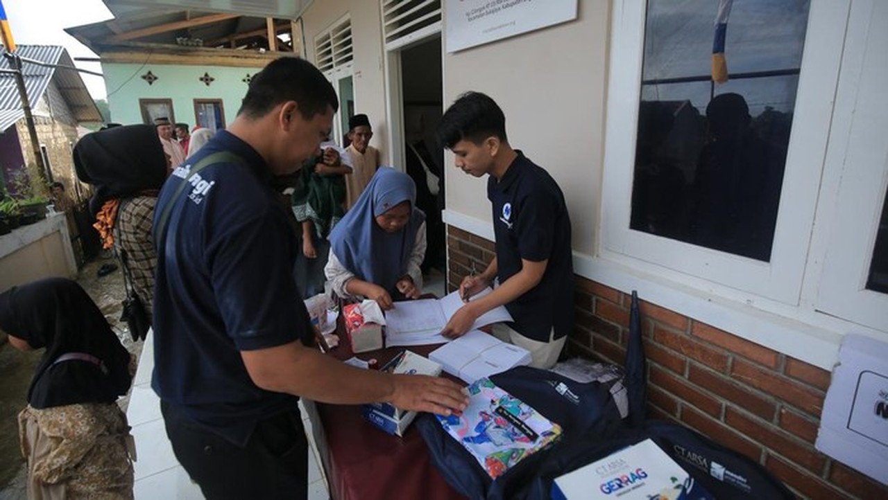 CT ARSA Foundation Fasilitasi Khitanan Massal Gratis untuk 87 Anak Yatim di Muara Gembong CT ARSA Foundation Fasilitasi Khitanan Massal Gratis untuk 87 Anak Yatim di Muara Gembong