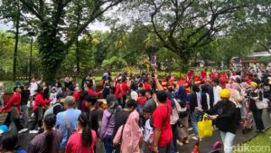 TMII Ganti Kembang Api dengan 1.000 Lilin untuk Refleksi Bencana Akhir Tahun