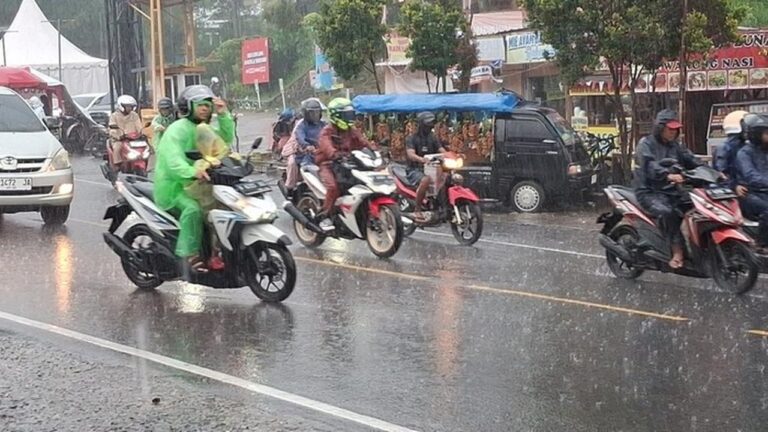 Hujan Deras Melanda Puncak Bogor, Pengendara Diimbau Tingkatkan Kewaspadaan