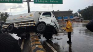 Truk Tangki Oleng di Tol JORR Meruya, Sopir Diduga Kurang Konsentrasi