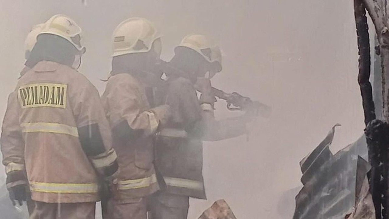 Papan Billboard Sarinah Terbakar, Diduga Akibat Korsleting Listrik Papan Billboard Sarinah Terbakar, Diduga Akibat Korsleting Listrik