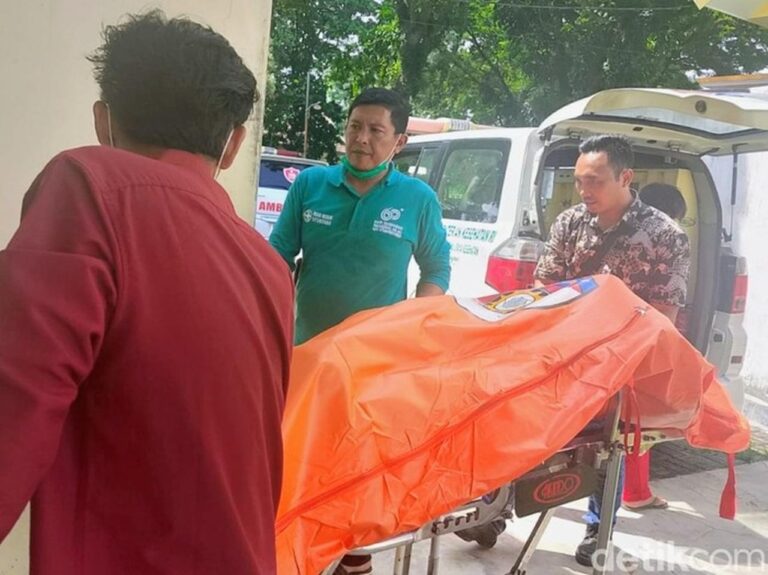 Tiga Sekeluarga Ditemukan Tak Bernyawa di Situbondo, Polisi Selidiki Penyebab Misterius Tiga Sekeluarga Ditemukan Tak Bernyawa di Situbondo, Polisi Selidiki Penyebab Misterius
