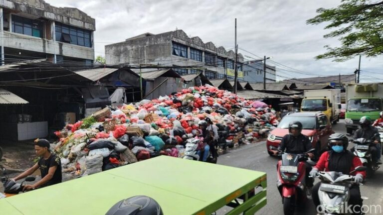 Gunungan Sampah di Tangsel Bikin Warga Gerah, Walkot Benyamin Davnie Gandeng Bogor dan Serang