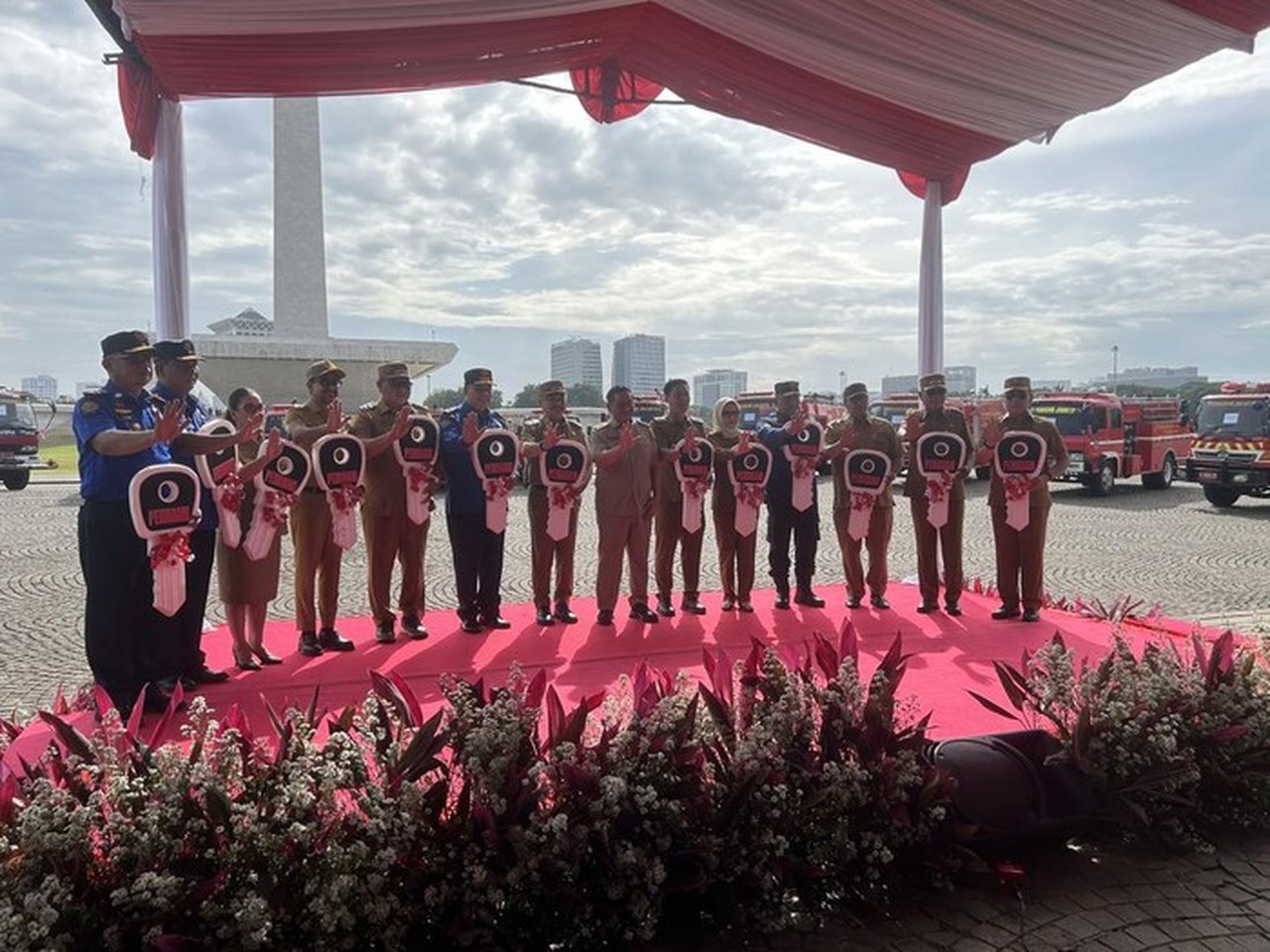 Pramono Anung Serahkan 14 Unit Mobil Damkar Hibah untuk Bekasi, Tangsel, hingga Karo Pramono Anung Serahkan 14 Unit Mobil Damkar Hibah untuk Bekasi, Tangsel, hingga Karo