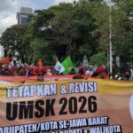 Buruh Geruduk Istana Negara Tolak UMP DKI Jakarta 2026, Ribuan Massa Turun Aksi