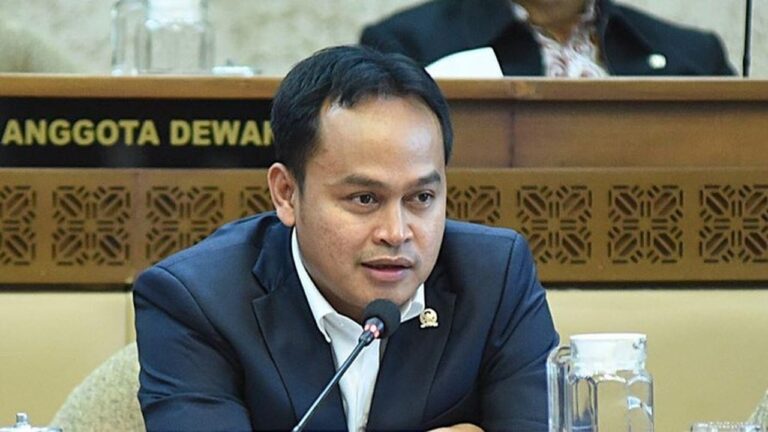 NasDem Desak BKN Beri Sanksi Tegas Dosen UIM yang Ludahi Kasir Swalayan NasDem Desak BKN Beri Sanksi Tegas Dosen UIM yang Ludahi Kasir Swalayan