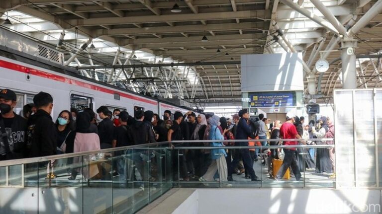 Libur Akhir Tahun, KAI Commuter Imbau Penumpang Hindari Jam Sibuk KRL