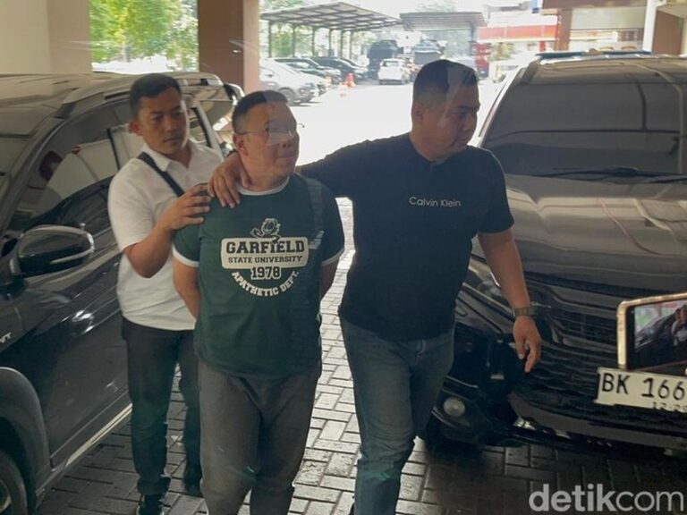 Pembeli Tanah Ditangkap Polisi Terkait Pengusiran Nenek Elina dari Rumahnya di Surabaya Pembeli Tanah Ditangkap Polisi Terkait Pengusiran Nenek Elina dari Rumahnya di Surabaya