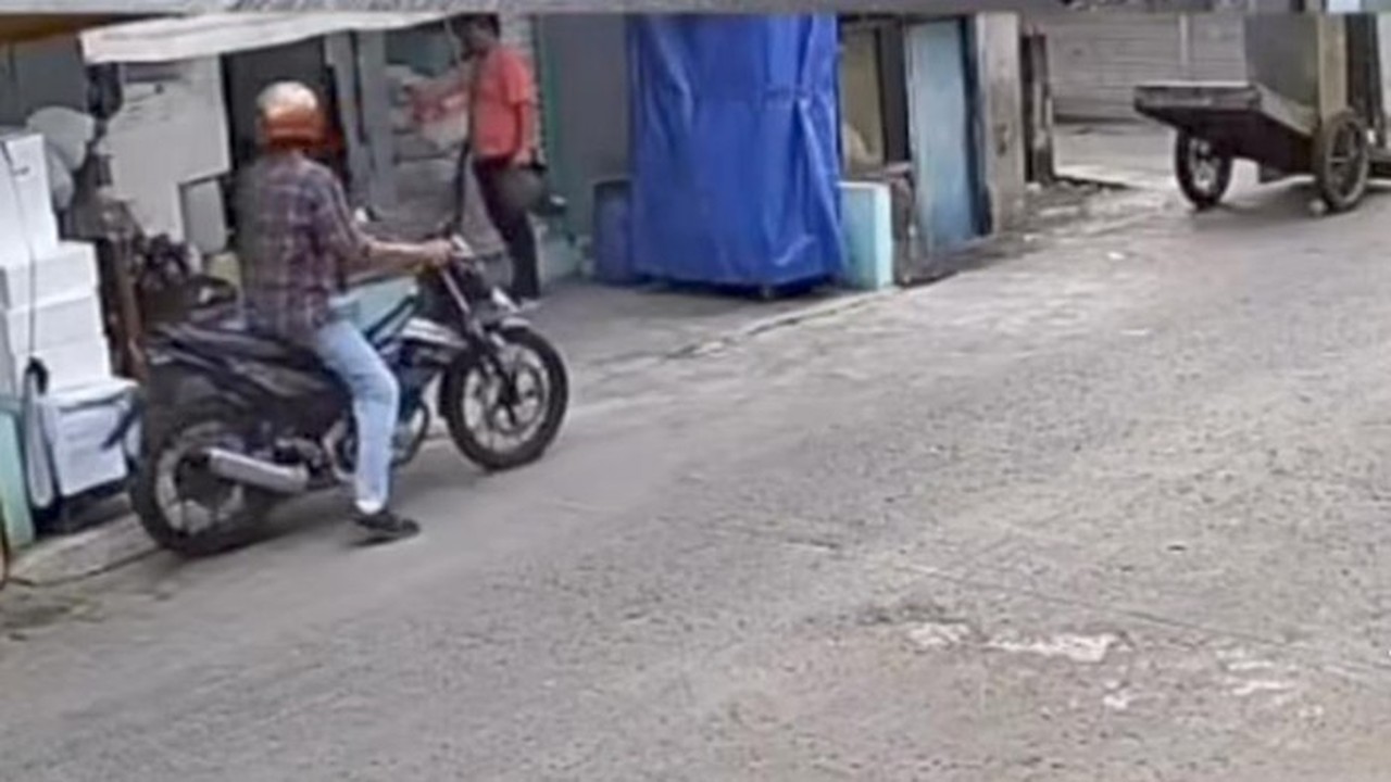 Polisi Selidiki Aksi Pencurian Uang dan Ponsel Nenek Penjaga Warung di Cilincing, Jakarta Utara Polisi Selidiki Aksi Pencurian Uang dan Ponsel Nenek Penjaga Warung di Cilincing, Jakarta Utara