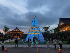 Gereja Sulap Galon Bekas Le Minerale Jadi Pohon Natal Raksasa 15 Meter