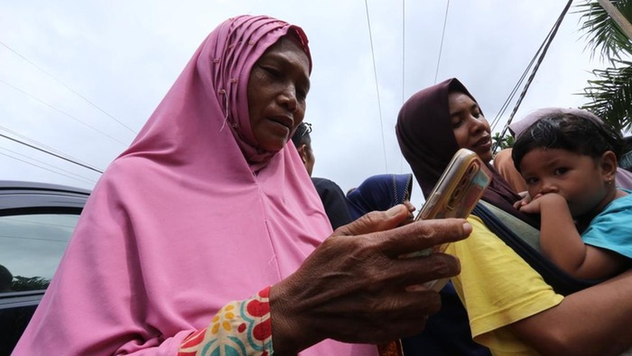 Sinyal Kembali Pulih di Aceh Tamiang, Warga Senang Bisa Berkomunikasi Lagi Pasca Bencana Sinyal Kembali Pulih di Aceh Tamiang, Warga Senang Bisa Berkomunikasi Lagi Pasca Bencana