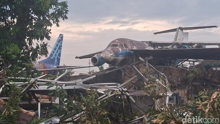 Puting Beliung Bogor: Sayap Pesawat Bekas Hantam Rumah Warga di Kemang