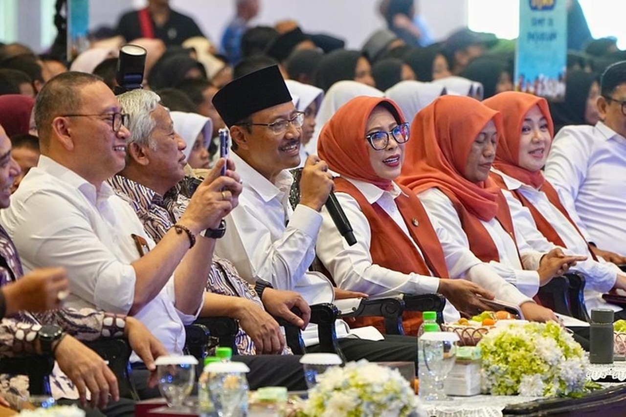 Siswa Sekolah Rakyat Unjuk Kemampuan Tiga Bahasa, Suarakan Empati untuk Korban Bencana Sumatera Siswa Sekolah Rakyat Unjuk Kemampuan Tiga Bahasa, Suarakan Empati untuk Korban Bencana Sumatera