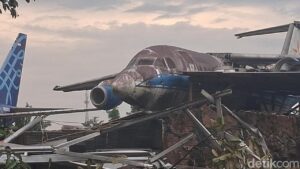 Puting Beliung di Bogor: Sayap Pesawat Bekas Hantam Rumah Warga, Penduduk Panik