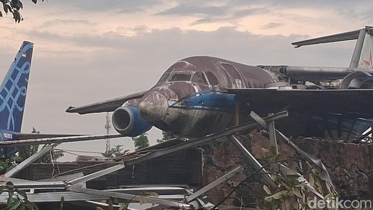 Puting Beliung di Bogor: Sayap Pesawat Bekas Hantam Rumah Warga, Penduduk Panik