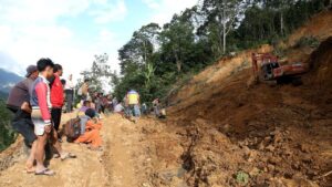 Longsor di Aceh Tengah Timpa Jalan, Sejumlah Warga dan Mobil Terjebak