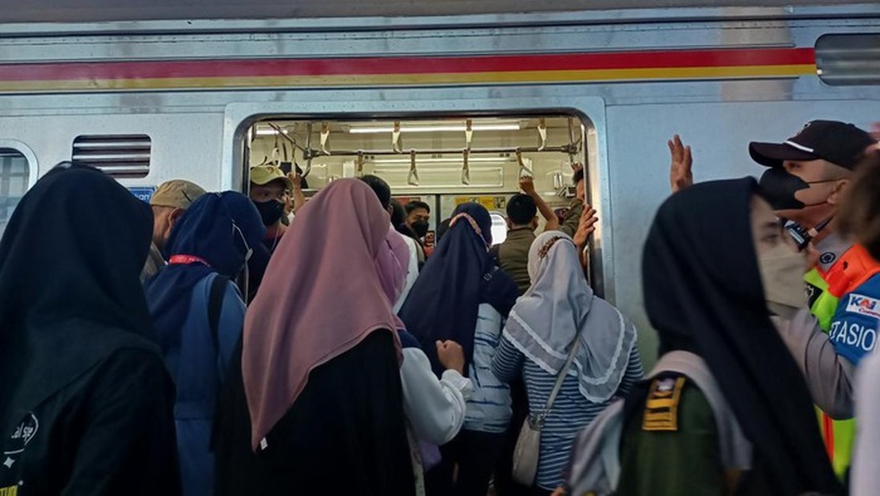 Anak Kereta Musiman Diimbau Hindari KRL Jam Sibuk Saat Liburan Akhir Tahun Anak Kereta Musiman Diimbau Hindari KRL Jam Sibuk Saat Liburan Akhir Tahun