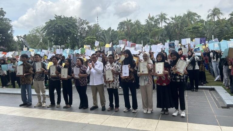 Pramono Anung Serahkan 6.050 Ijazah Warga Jakarta, Ada yang Tertahan 17 Tahun Pramono Anung Serahkan 6.050 Ijazah Warga Jakarta, Ada yang Tertahan 17 Tahun