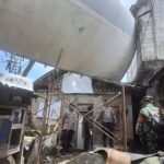 Potongan Bangkai Pesawat Hantam Rumah Warga Bogor Akibat Angin Puting Beliung