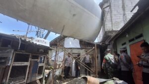 Potongan Bangkai Pesawat Hantam Rumah Warga Bogor Akibat Angin Puting Beliung