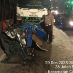 Kecelakaan Beruntun di Jakut: Bajaj ‘Penyek’ Terjepit Truk Trailer, Pengemudi Luka-luka