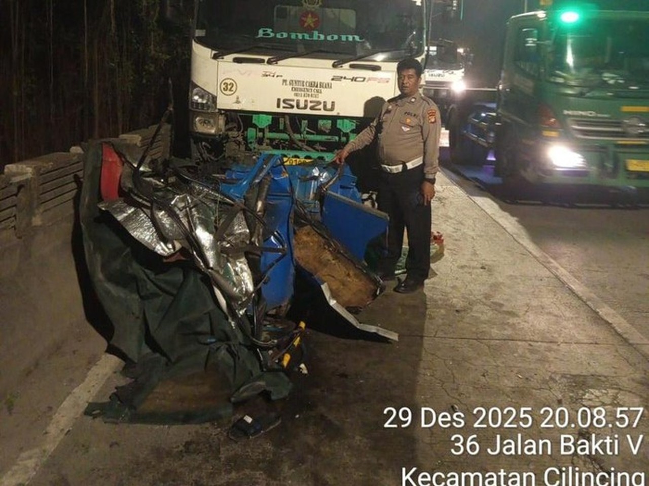 Kecelakaan Beruntun di Jakut: Bajaj ‘Penyek’ Terjepit Truk Trailer, Pengemudi Luka-luka