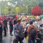 Massa Buruh Tutup Jalan Medan Merdeka Selatan, Pengendara Motor Terpaksa Naik Trotoar