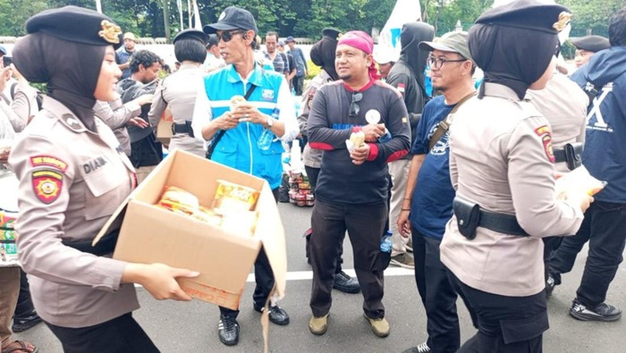 Polwan Polda Metro Berikan Pelayanan Humanis, Bagikan Roti dan Air Mineral untuk Massa Buruh