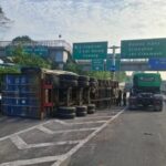 Truk Kontainer Terguling di Tol JORR, Lalin Arah Cikunir Macet Parah Hingga 1 Km