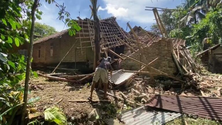 Desember Kelabu: Ratusan Rumah di Lebak Rusak Akibat Cuaca Ekstrem
