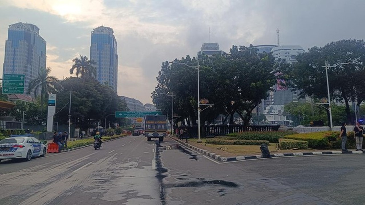 Massa Buruh Bubar, Jalan Medan Merdeka Selatan Kembali Dibuka Setelah Tolak UMP Massa Buruh Bubar, Jalan Medan Merdeka Selatan Kembali Dibuka Setelah Tolak UMP
