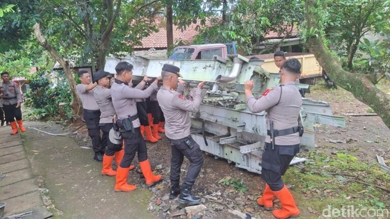 Potongan Bangkai Pesawat yang Timpa Rumah Warga Kemang Bogor Berhasil Dievakuasi