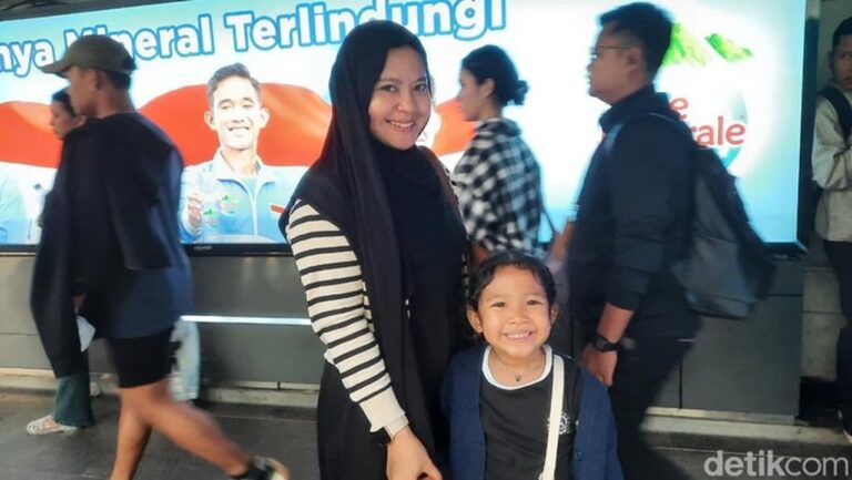 Ortu Nekat Bawa Anak Naik KRL Saat Jam Sibuk, Akui Belum Tahu Imbauan KAI Commuter Ortu Nekat Bawa Anak Naik KRL Saat Jam Sibuk, Akui Belum Tahu Imbauan KAI Commuter