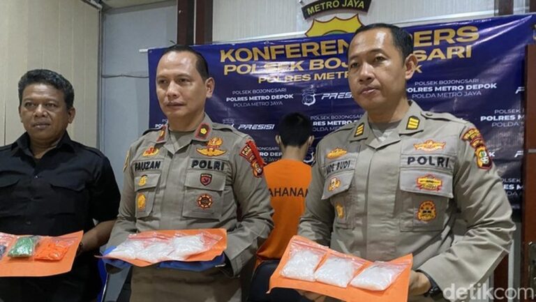 Tiga Pengedar Sabu Modus Tempel Dibekuk di Depok, Sitaan 1,2 Kg Tiga Pengedar Sabu Modus Tempel Dibekuk di Depok, Sitaan 1,2 Kg