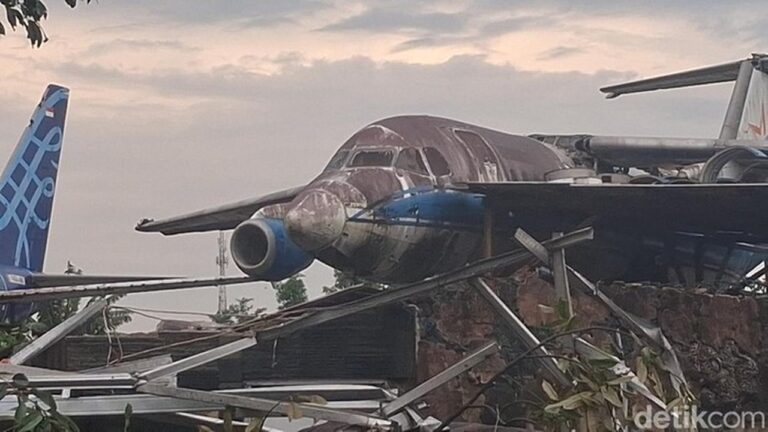 Puting Beliung Bogor: Sayap Pesawat Bekas Hantam Rumah Warga, BPBD Ungkap Asal-usulnya Puting Beliung Bogor: Sayap Pesawat Bekas Hantam Rumah Warga, BPBD Ungkap Asal-usulnya