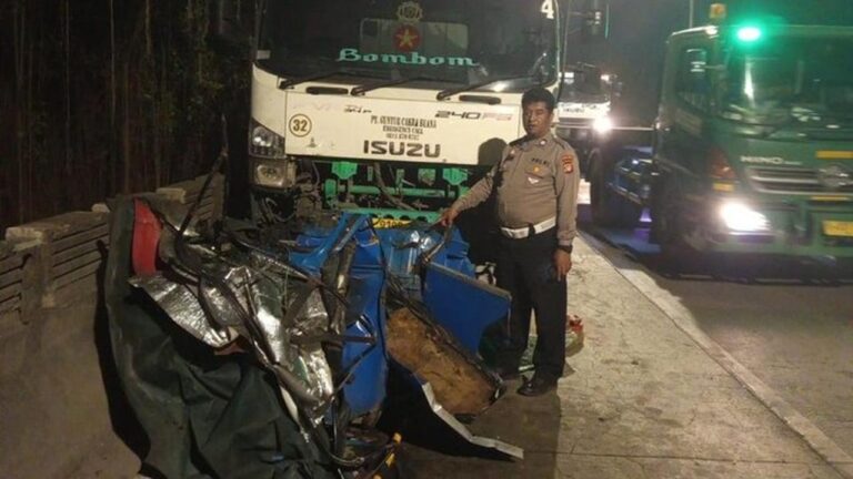 Bajaj Penyek Terimpit Dua Trailer di Marunda, Sopir Luka Serius Bajaj Penyek Terimpit Dua Trailer di Marunda, Sopir Luka Serius