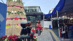 Pohon Natal Unik dari Karung dan Batok Kelapa Hiasi Gereja Katedral Jakarta