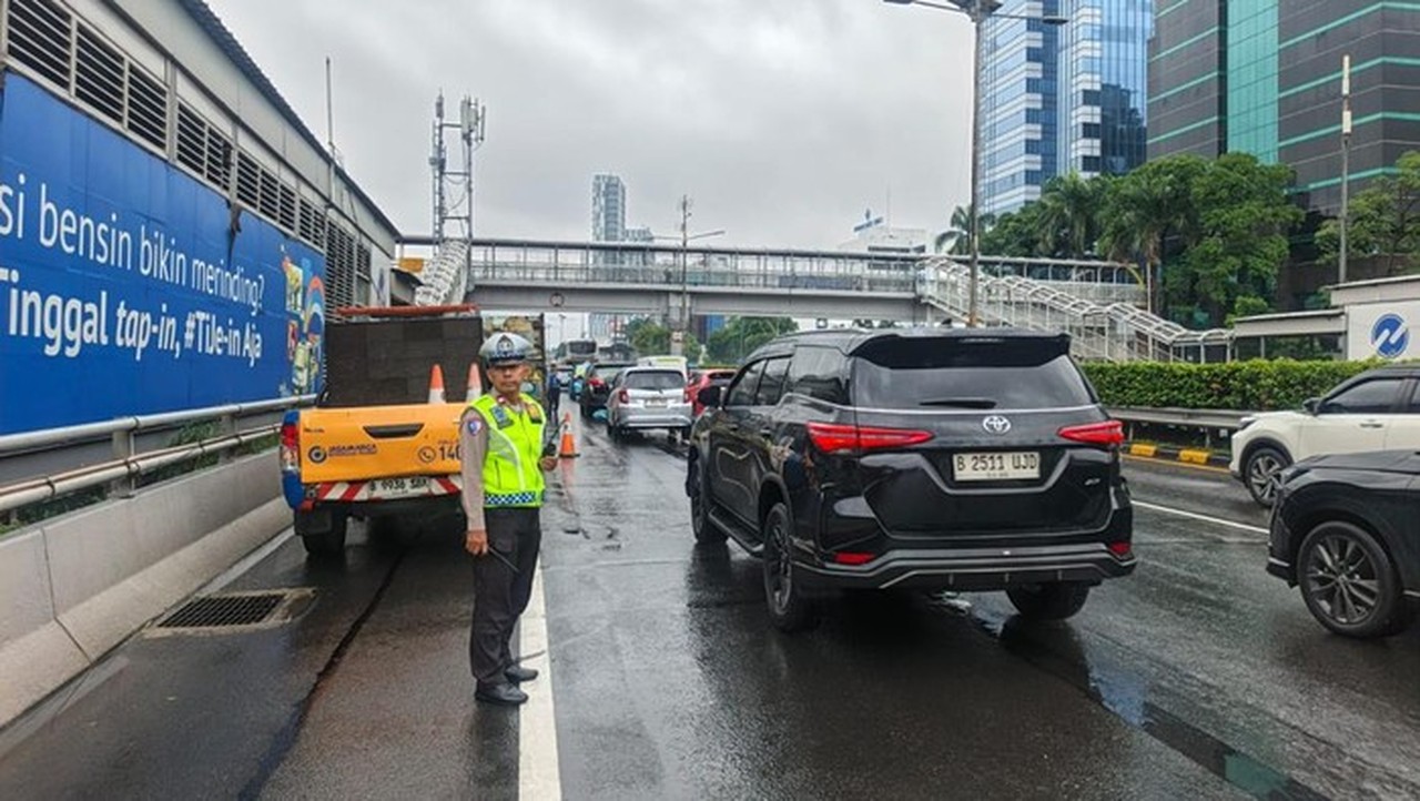 Truk Mogok di Tol Cawang Sebabkan Macet 2 Km Arah Semanggi Truk Mogok di Tol Cawang Sebabkan Macet 2 Km Arah Semanggi