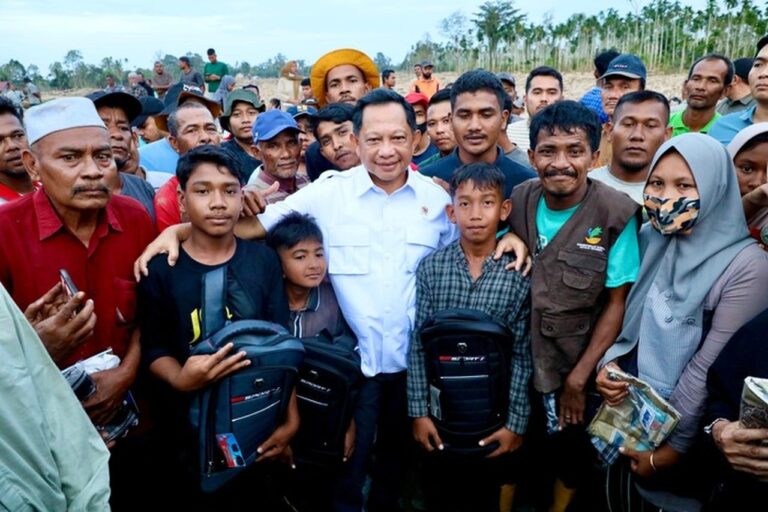 Mendagri Tito Karnavian Serahkan Bantuan Korban Bencana Aceh Utara Atas Perintah Presiden Prabowo Mendagri Tito Karnavian Serahkan Bantuan Korban Bencana Aceh Utara Atas Perintah Presiden Prabowo