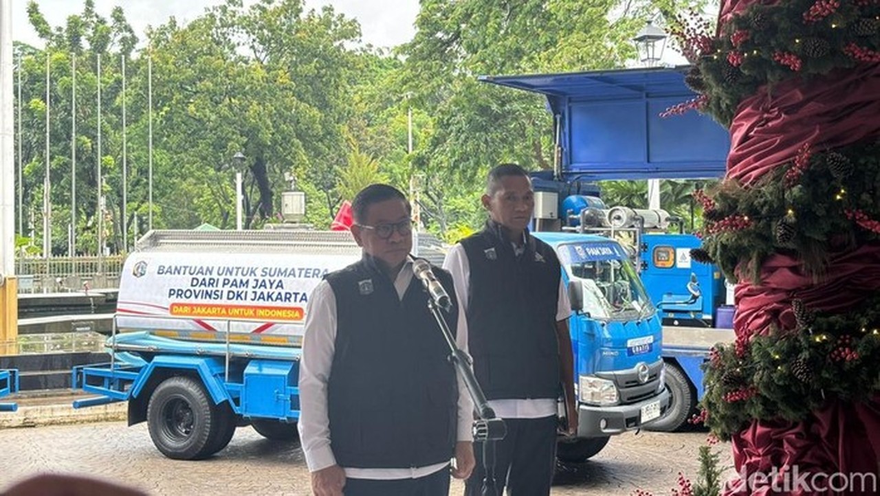 Pramono Anung Lepas Bantuan Mobil Tangki PAM Jaya untuk Korban Bencana Sumatera