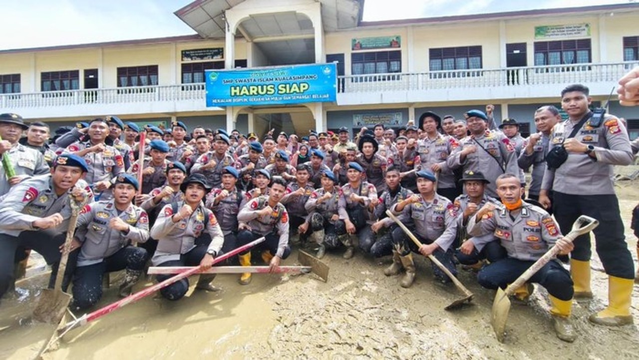 Kapolri Jenderal Listyo Sigit Prabowo Tinjau Pembersihan Sekolah dan Pembangunan Huntap di Aceh Tamiang