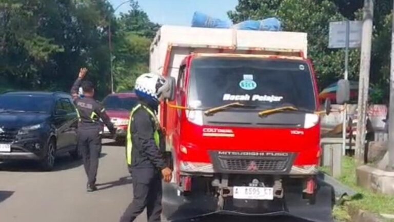 Truk Bermuatan Hebel Berlebih Diputar Balik di Puncak Bogor, Tonase Berat Hambat Lalu Lintas
