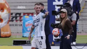 Aksi Kocak Damian Diaz di Guayaquil City: Tendang Bola Kena Staf, Viral di Media Sosial!