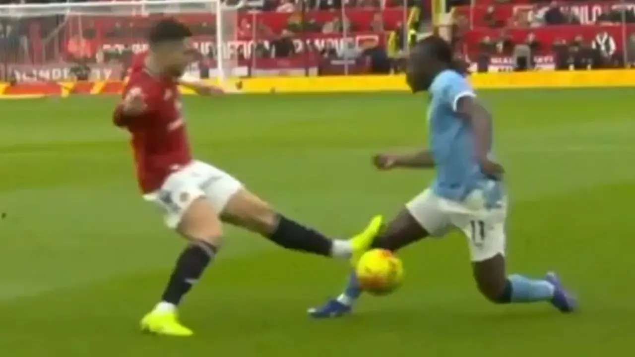 Alasan Var Abaikan Kartu Merah Diogo Dalot Premier League Klaim Tekel Ke Jeremy Doku Tak Berbahaya