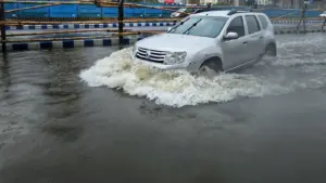 Banjir 80 Cm Rendam Jembatan Tiga Pluit, Akses Kendaraan Lumpuh Total Pagi Ini